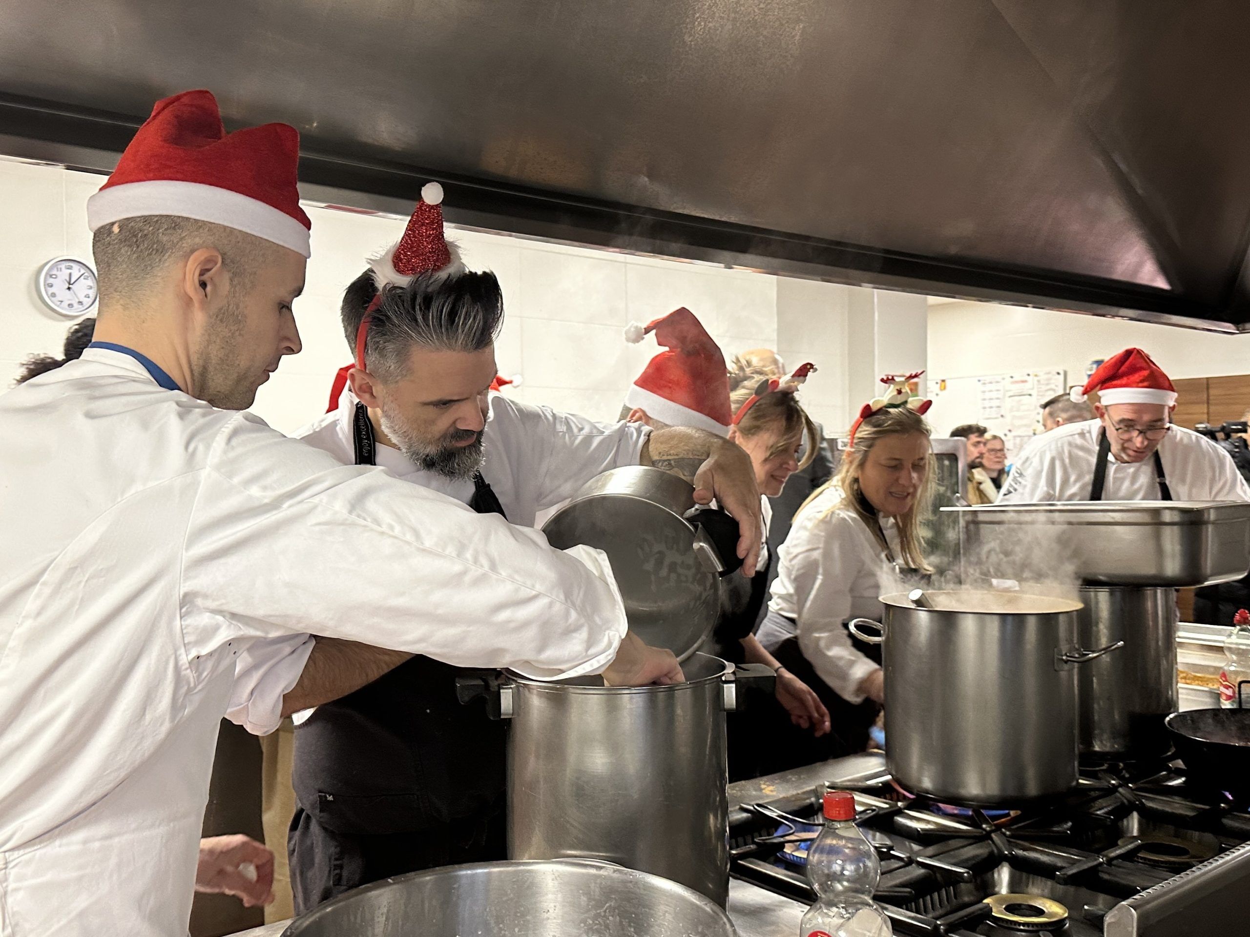 Nueve cocineros de Euro-Toques León llevan la Navidad al Comedor Social de Asleca