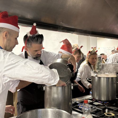 Nueve cocineros de Euro-Toques León llevan la Navidad al Comedor Social de Asleca