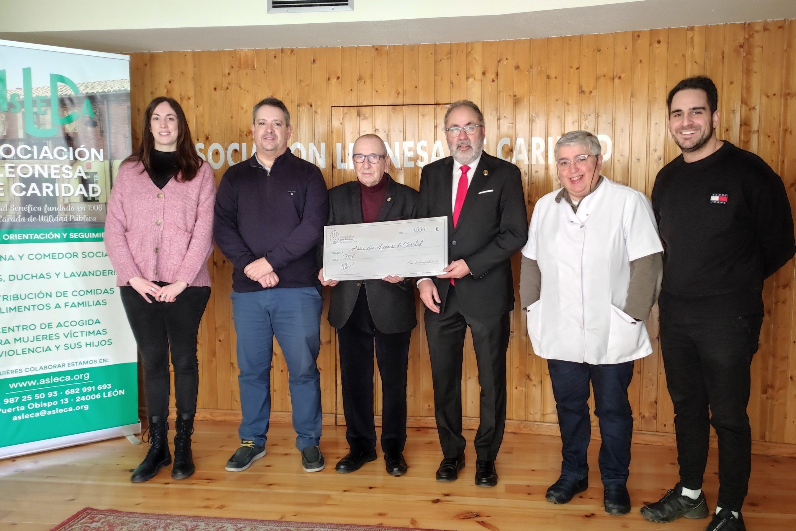 La Cofradía de las Siete Palabras entrega a Asleca un donativo, de la recaudación del Belén en el Seminario