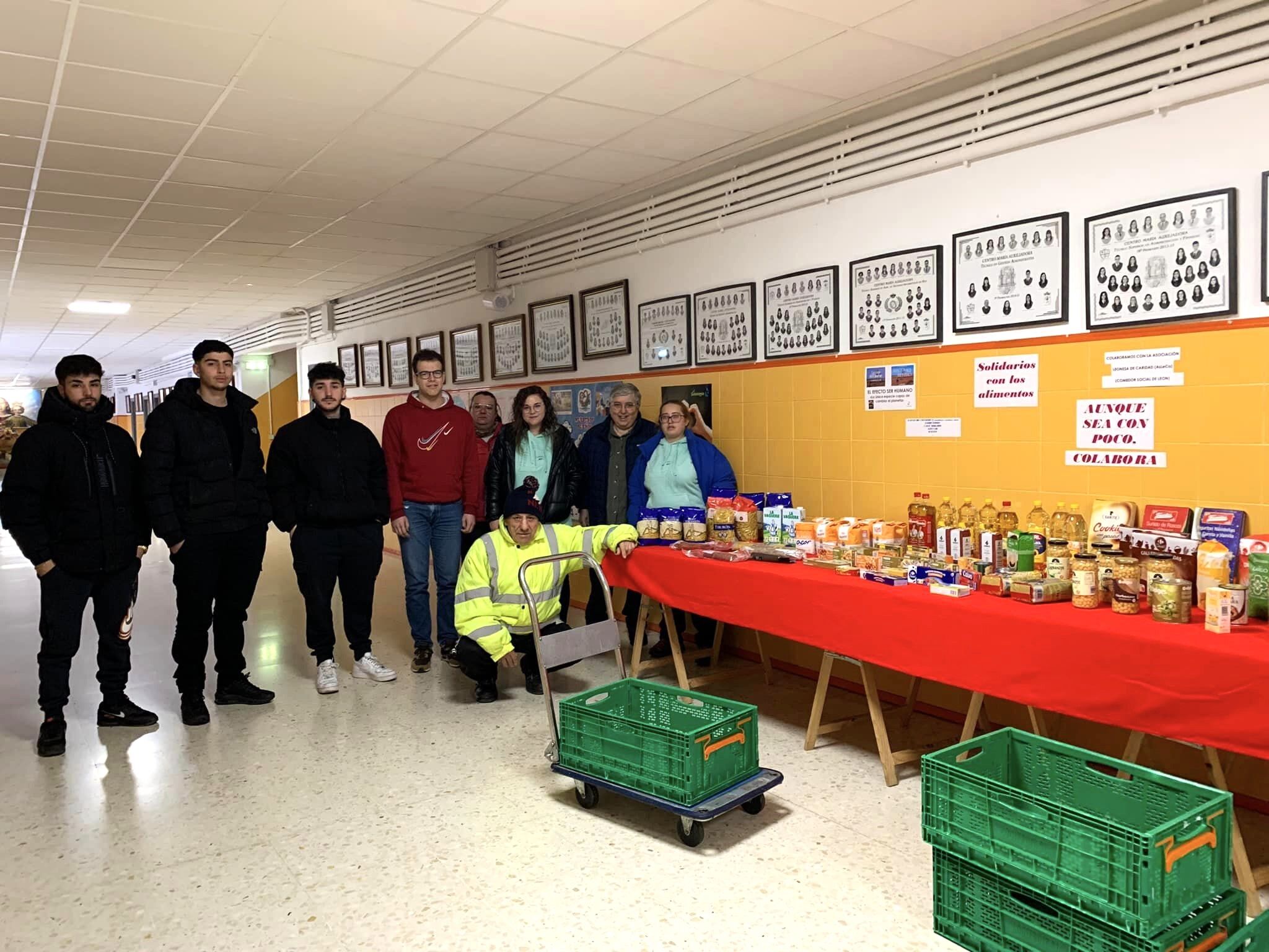 El Centro de FP María Auxiliadora entrega alimentos para el Comedor Social de Asleca