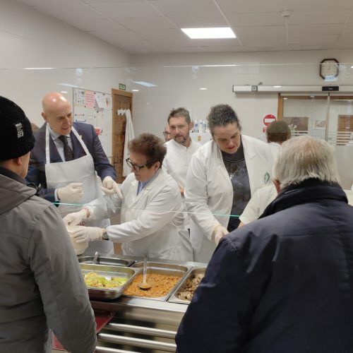 Los usuarios del Comedor Social han disfrutado hoy de un menú estrella Michelin de la mano del chef Juanjo Losada