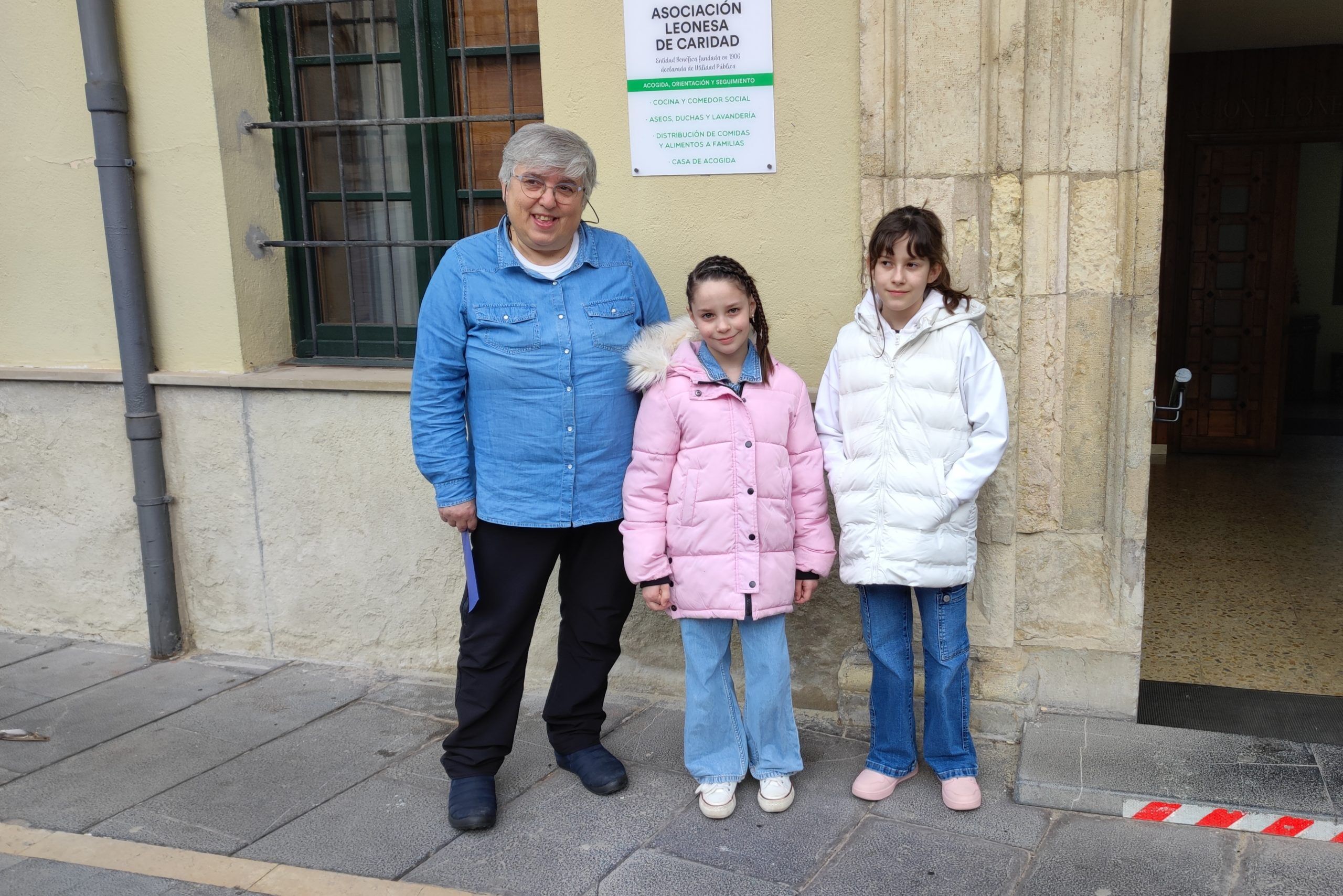 Niñas de catequesis de ‘San Juan de Regla’ entregan a Asleca la recaudación de su mercadillo solidario de manualidades