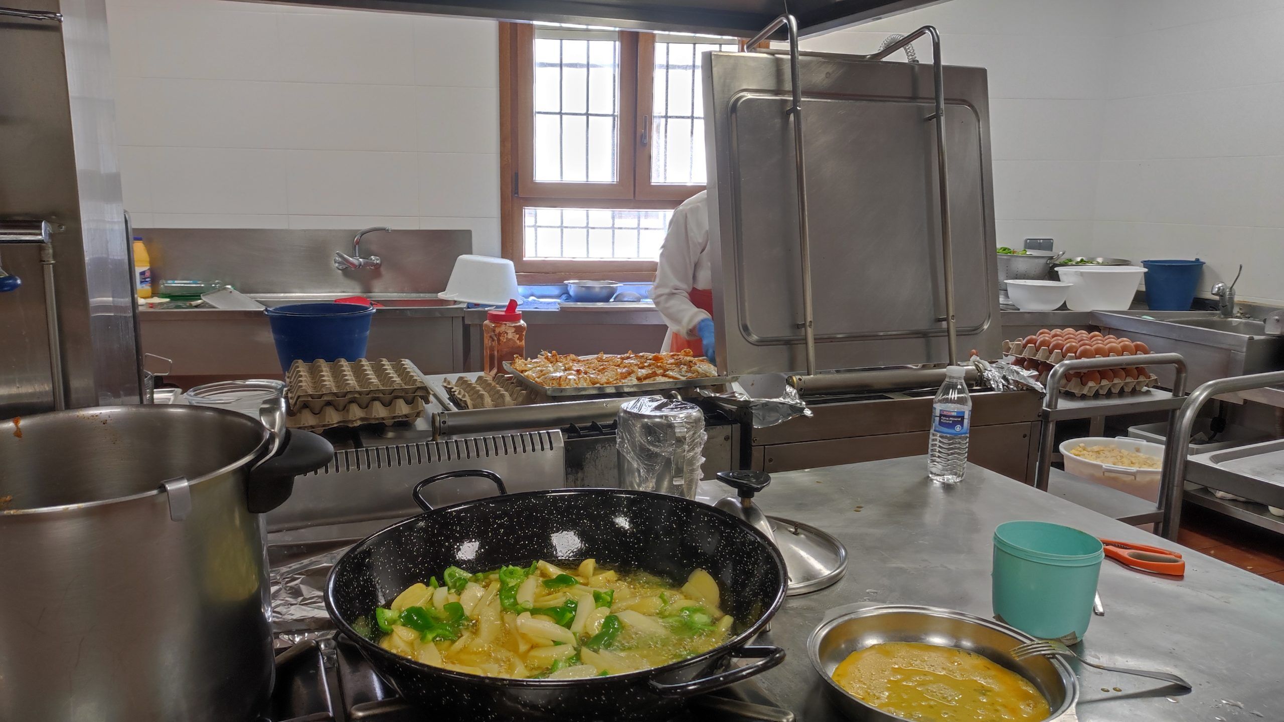 El Comedor Social de Asleca acoge mañana una master class de ‘Sibuya’ para alumnos de cocina de Cáritas