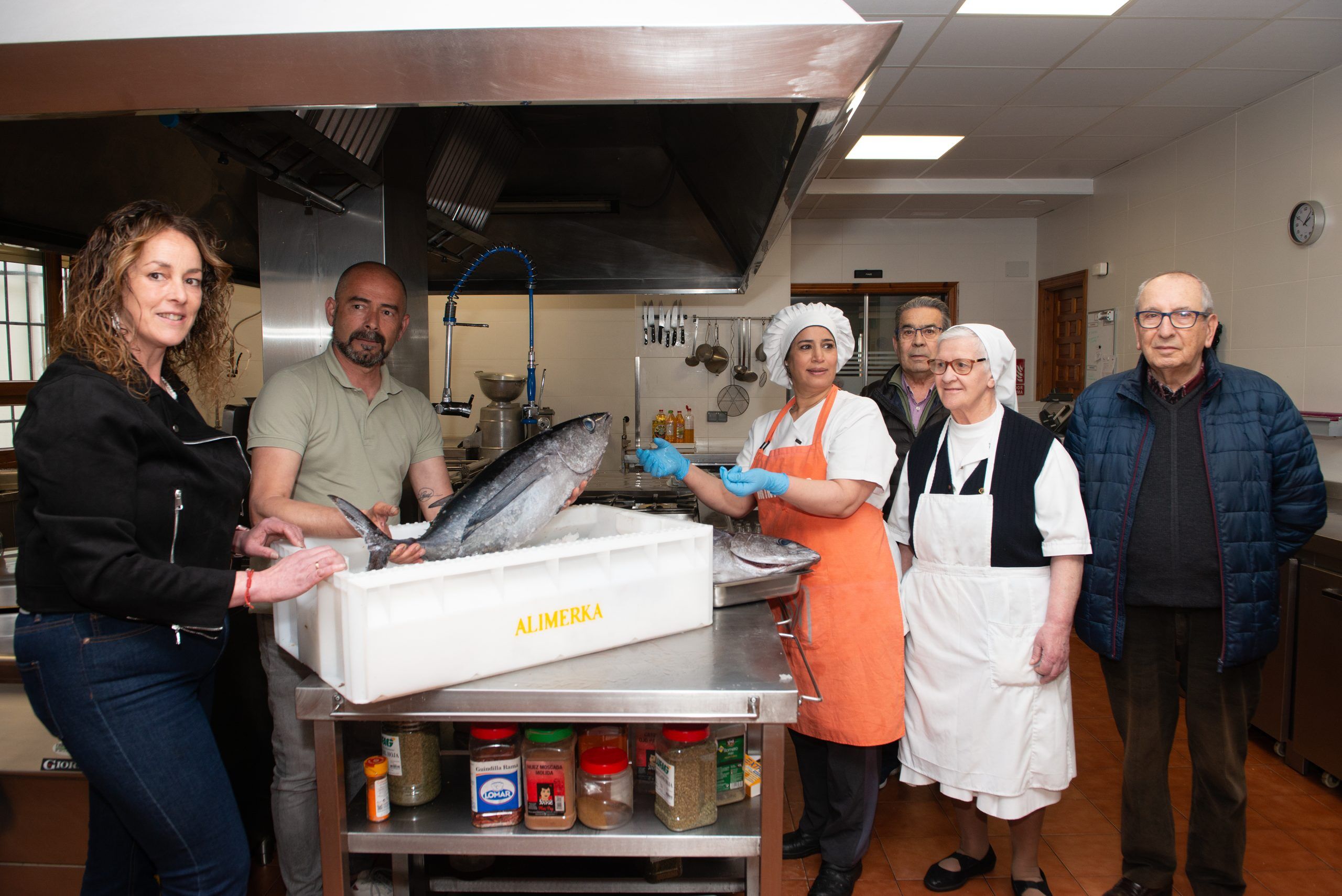 Fundación Alimerka dona al Comedor Social de Asleca parte de los primeros bonitos de la temporada